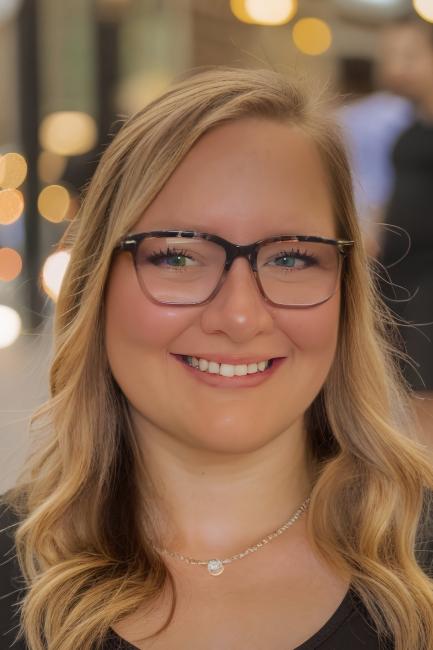 Headshot Amanda Ortner